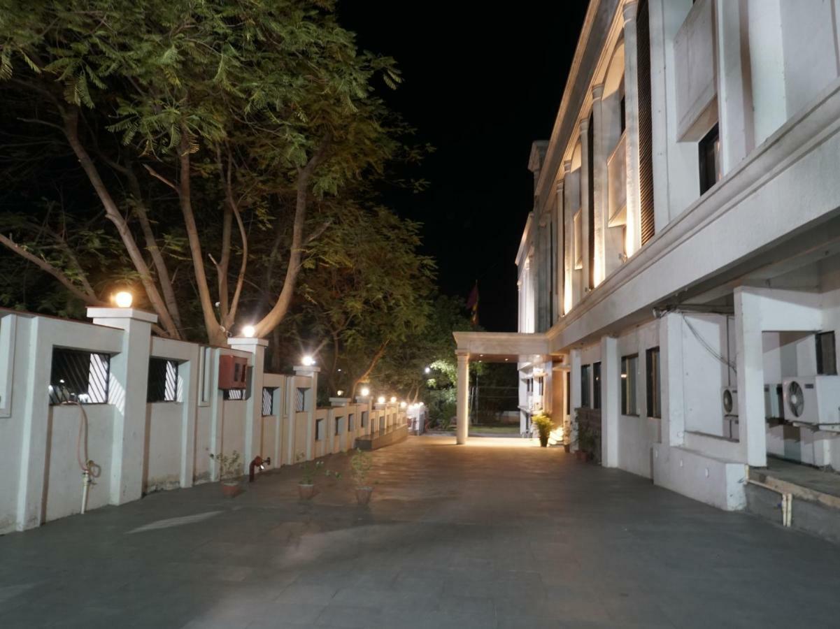 Palette Four Seasons Recreation Resort Jalgaon Экстерьер фото